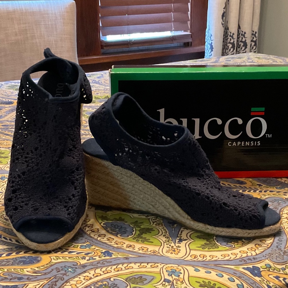 Bucco size 8 Navy Sandals